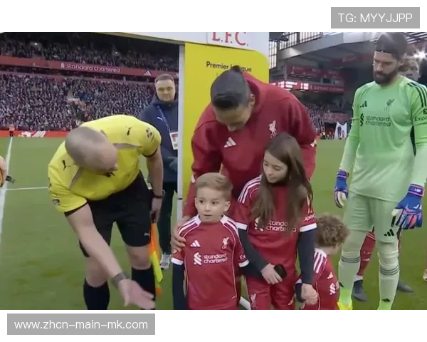 裁判组赛前与若塔孩子击掌,体现足球人文关怀