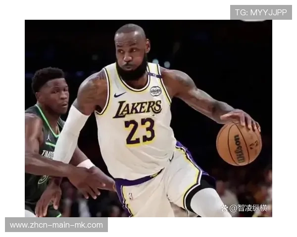 詹姆斯突破篮下强硬上篮,造成对手犯规